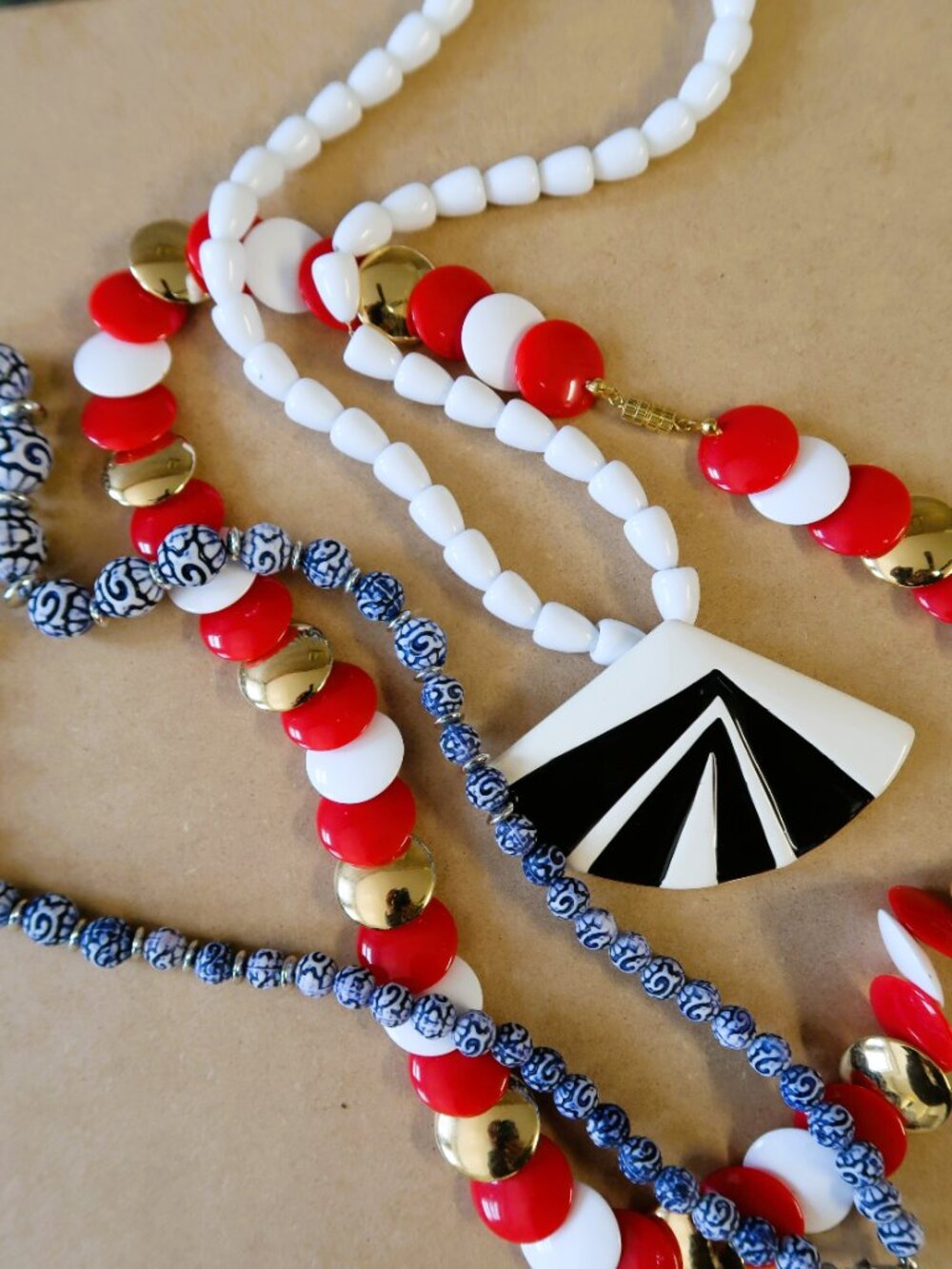 Bundle of 9 Vintage Necklaces Carved Jade-like Hibiscus, Ceramic, Hexagon Chain - Picture 14 of 15